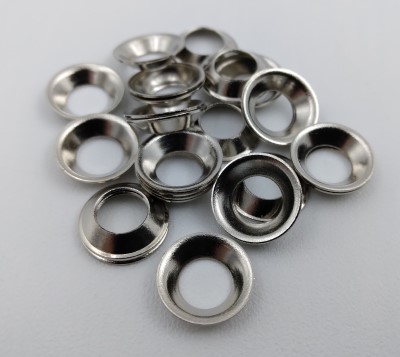 A pile of 601 Finishing Washers with an 82° angle, made of shiny metal, displayed on a flat, light-colored surface.