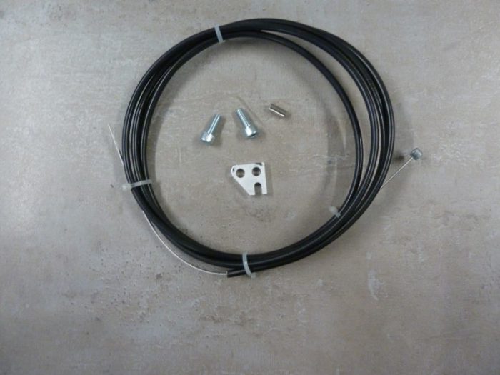 Coiled black cable with metal connectors and a triangular bracket on a gray surface, related to the "GENERAL" product.
