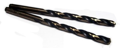 Two black and bronze jobber drill bits with spiral grooves, lying parallel on a white background.